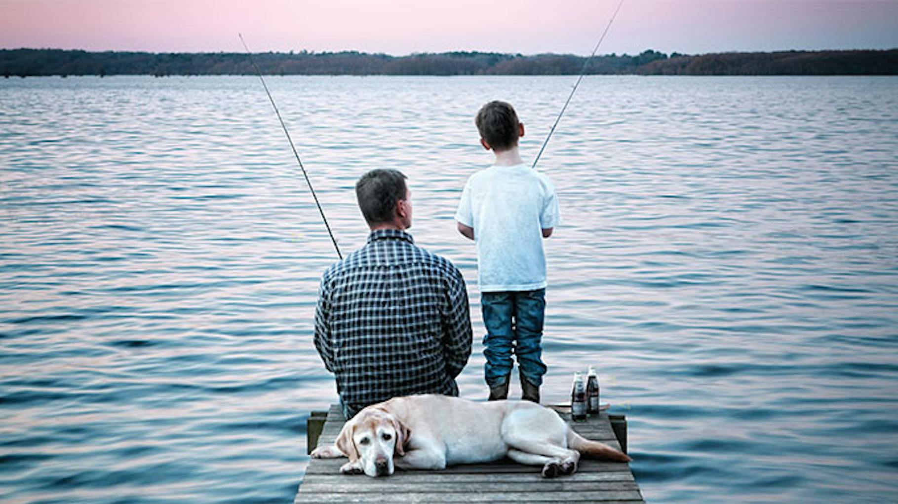 Сын ловит рыбу. Отец и сын на рыбалке. Папа с сыном на рыбалке. Рыбалка с сыном. Рыбалка с папой.