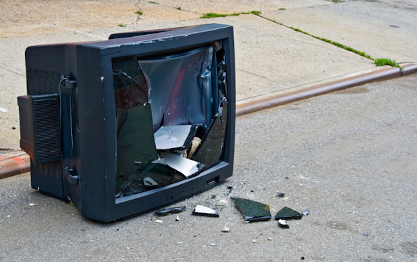 Телевизор сломался буду. Сломанный телек. Разбитый телевизор на полу. Разбитый старый монитор. Картинка сломанного телека.