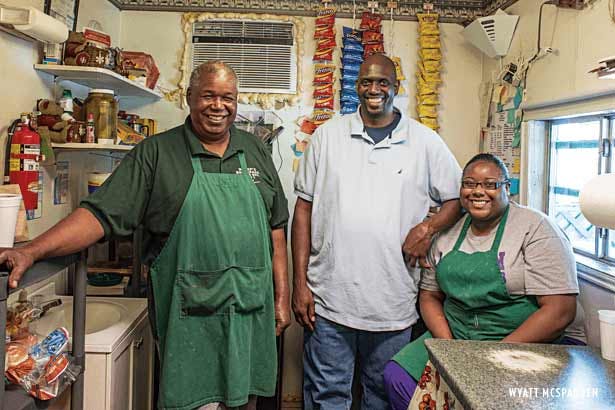 Pitmaster Bennie Washington with his son and grandaughter