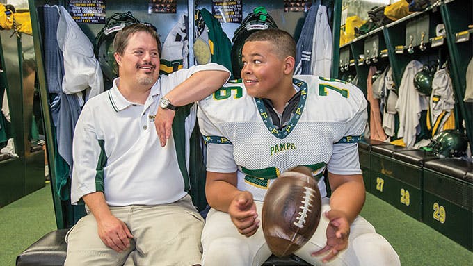 Pampa-Trent-Loter-chats-with-TK-football-player-in-the-locker-room.-Credit--Wyatt-McSpadden_680