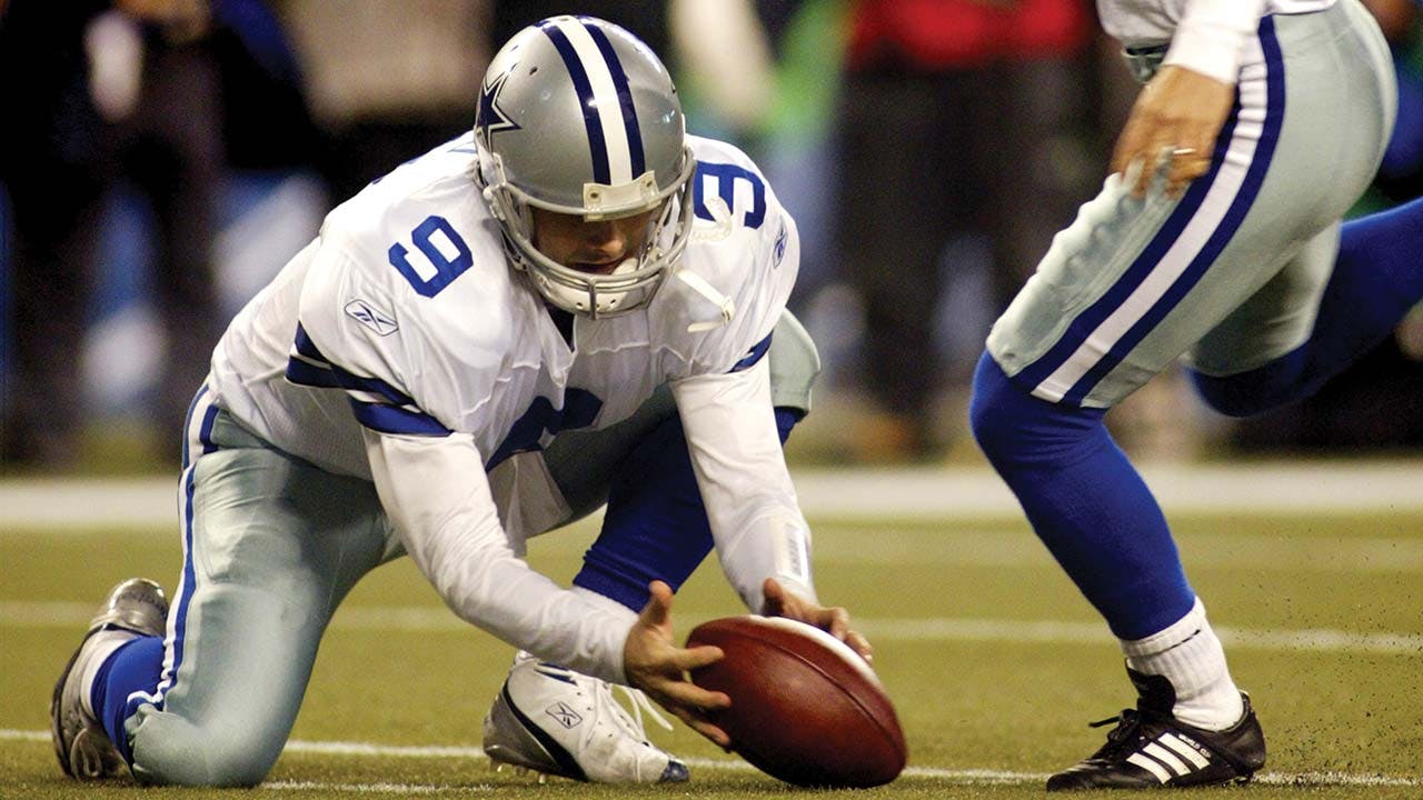 Romo botches the hold for Martin Gramatica’s field-goal attempt against the Seattle Seahawks on January 6, 2007. 