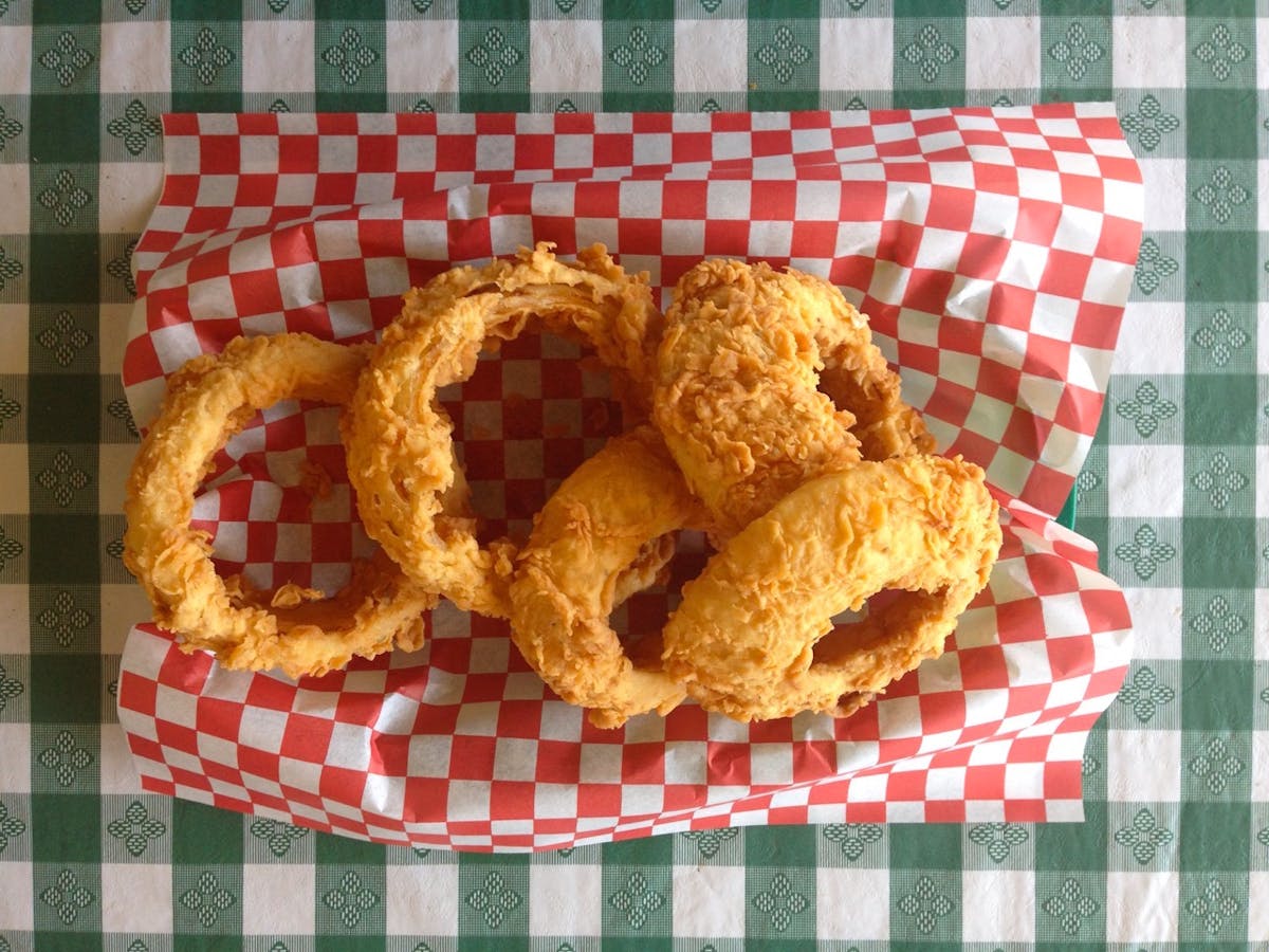 https://img.texasmonthly.com/2016/12/Fried-Sides-Hitch-N-Post.jpg?auto=compress&crop=faces&fit=crop&fm=jpg&h=900&ixlib=php-3.3.1&q=45&w=1600