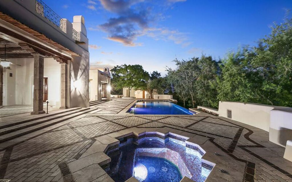 The hot tub and infinity edge pool at George Strait's San Antonio mansion