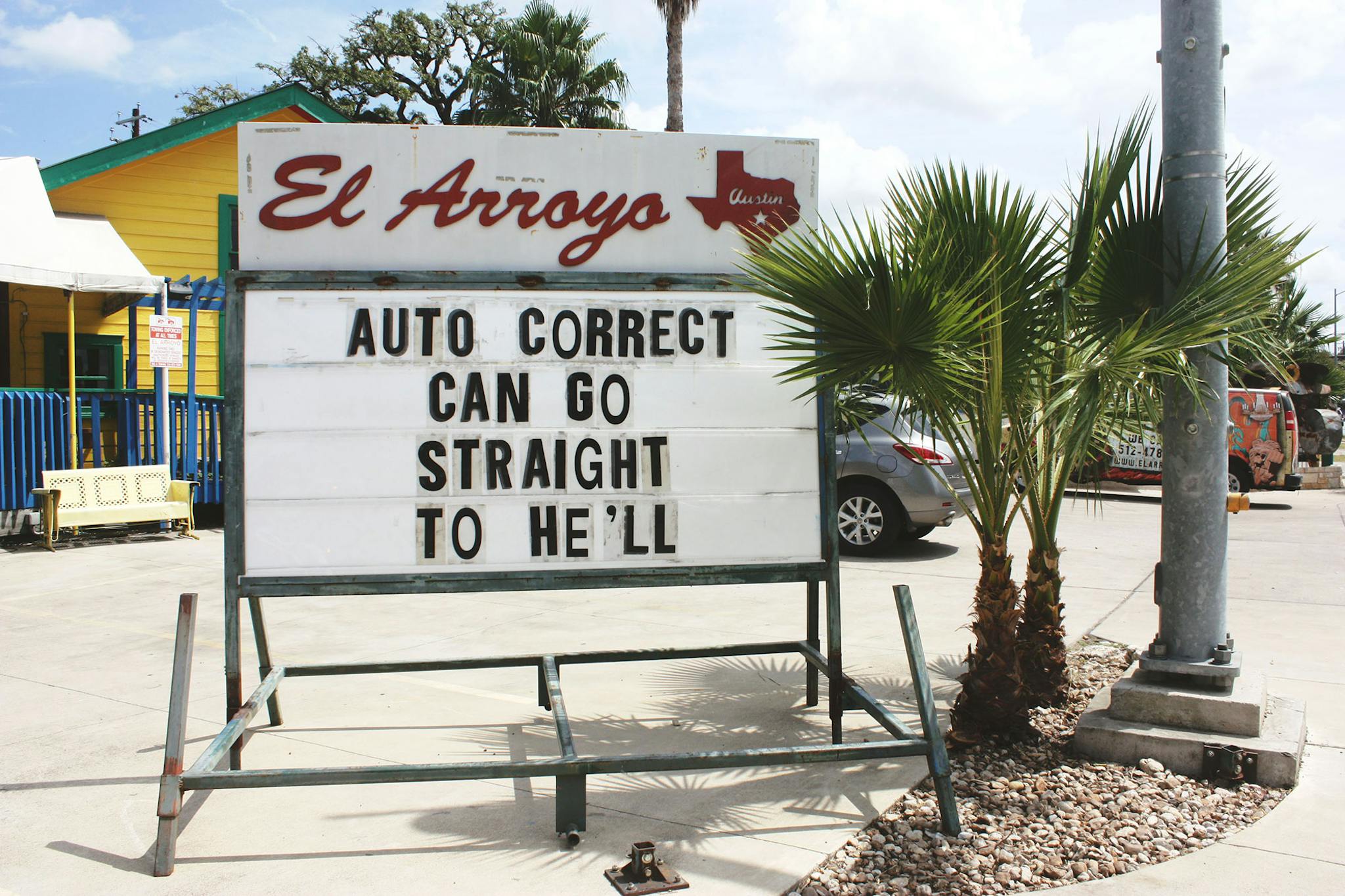 El Arroyo sign says autocorrect can go straight to he'll.