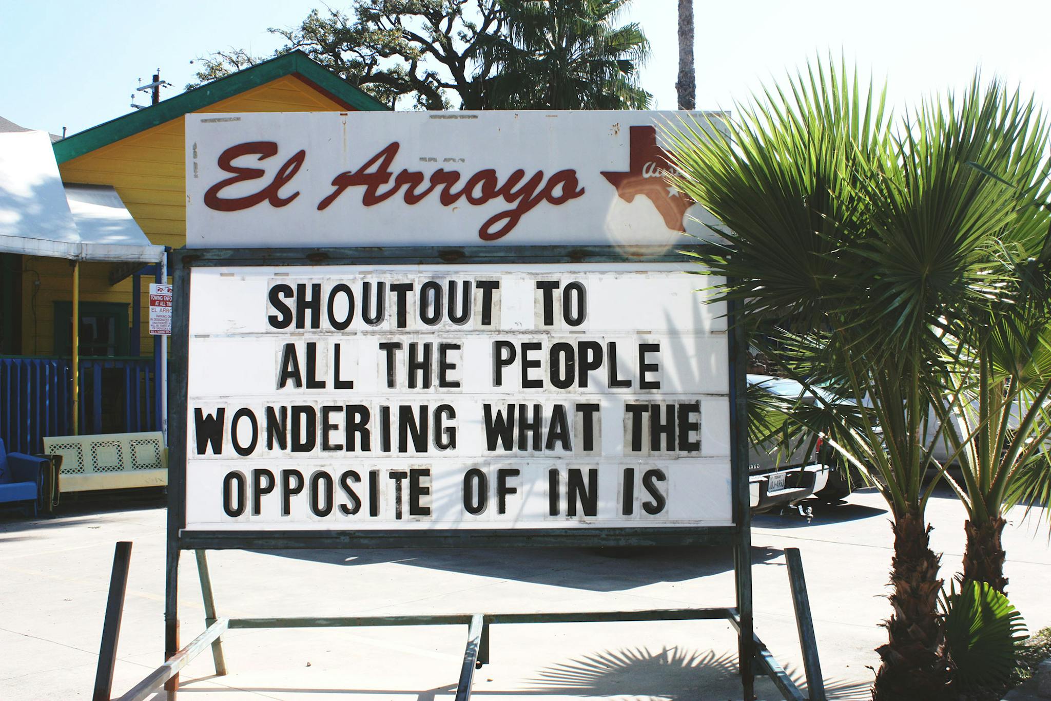 El Arroyo sign says shoutout to all the people wondering what the opposite of in is.