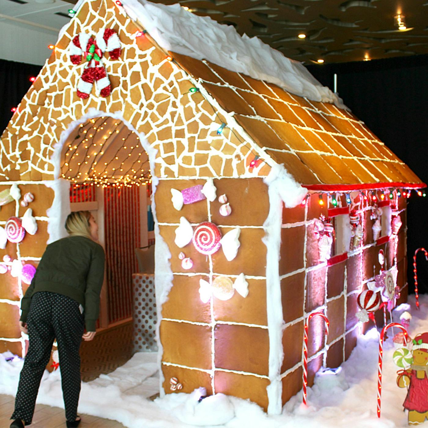 Gingerbread Man Inside Inside A Gingerbread House 12 Incredible Hotel Gingerbread Displays