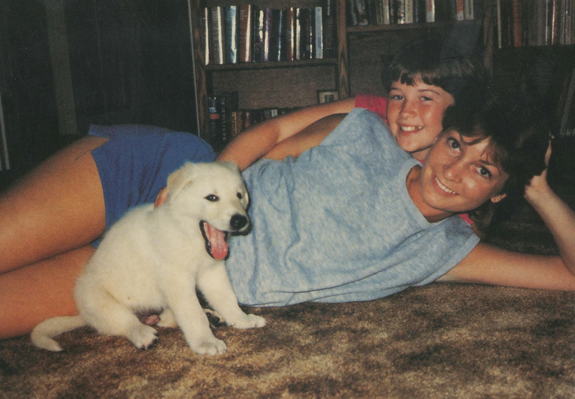 Marie Robards in 1986 with her dog and her mother, Beth. 