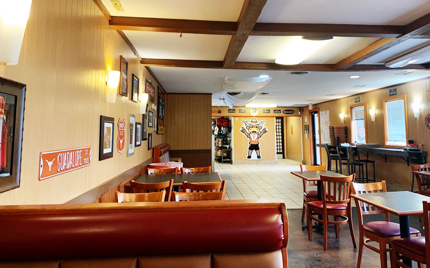 pizza hut with dining room
