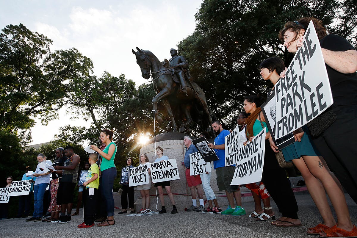 Protestors at General Robert E. Lee Statue