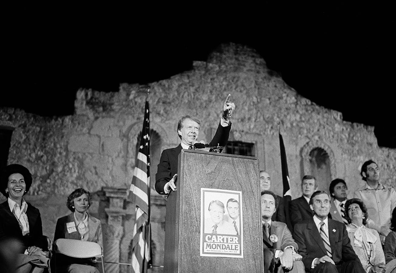 Jimmy Carter in front of the Alamo