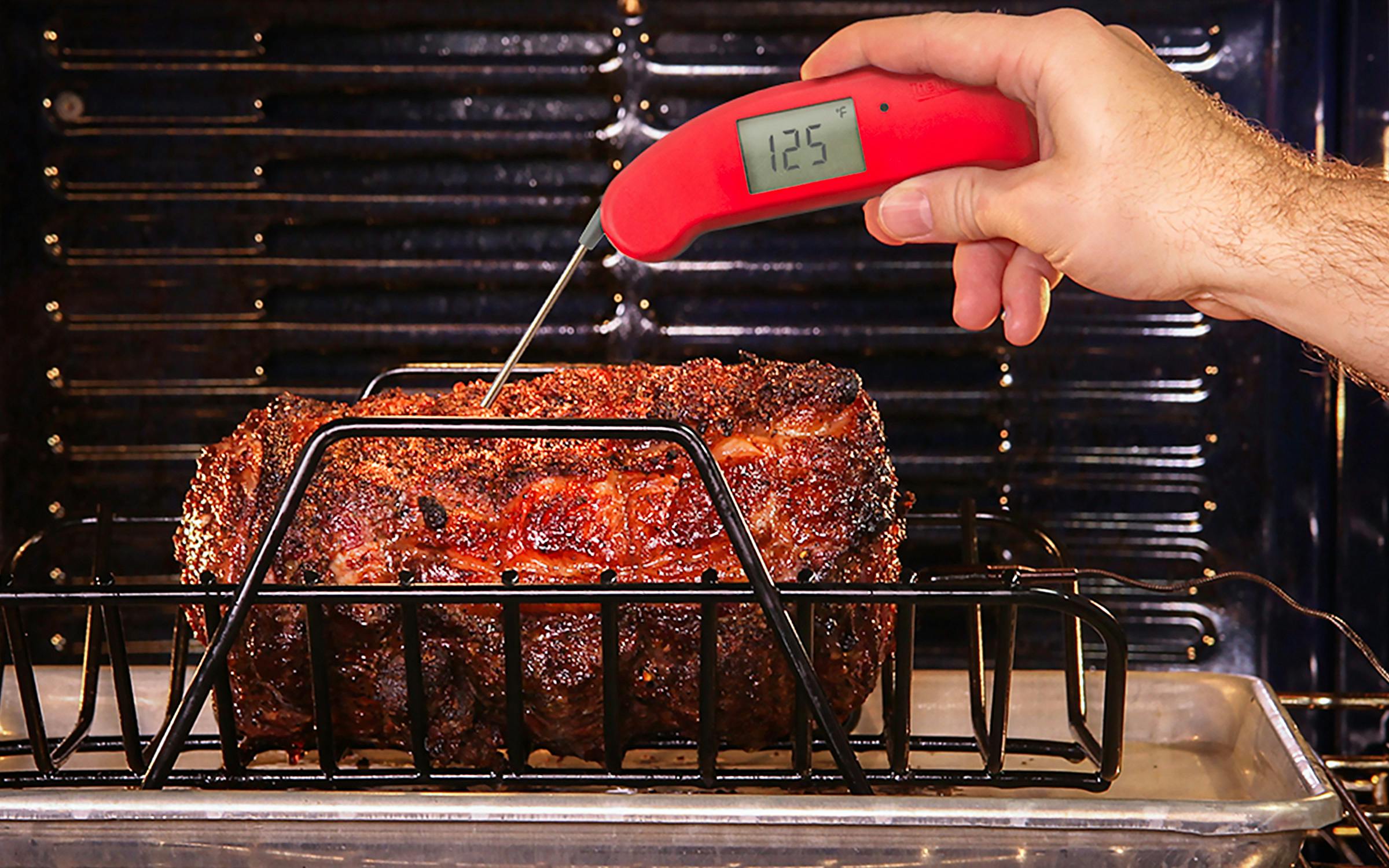 https://img.texasmonthly.com/2020/11/bbq-gift-guide-thermapen.jpg?auto=compress&crop=faces&fit=fit&fm=pjpg&ixlib=php-3.3.1&q=45