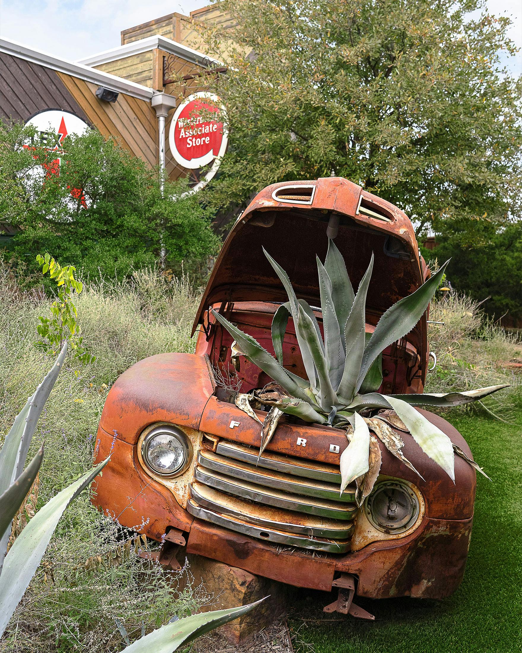car-themed-house-listing-zillow-7