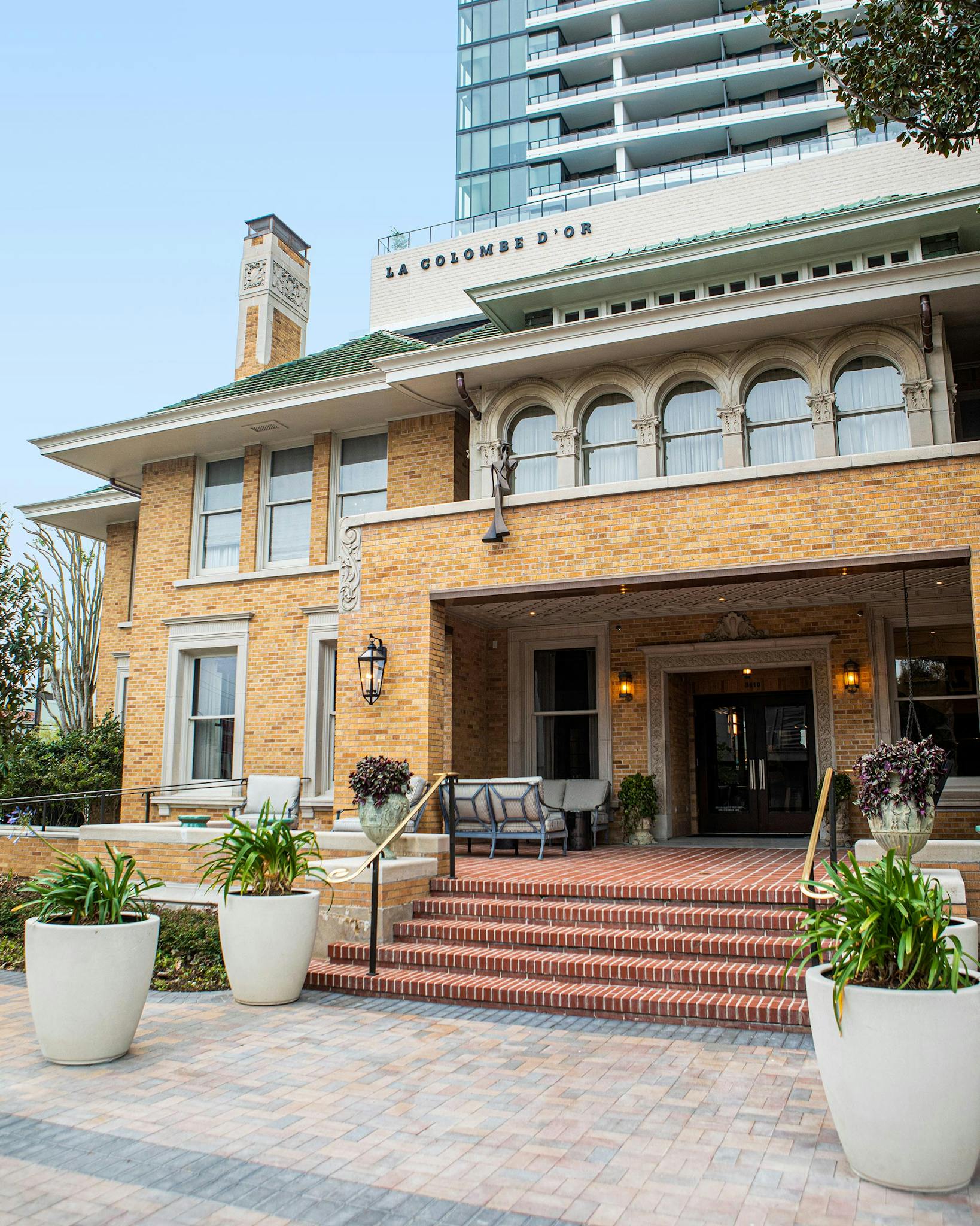 The exterior of La Colombe D'Or Hotel in Houston.