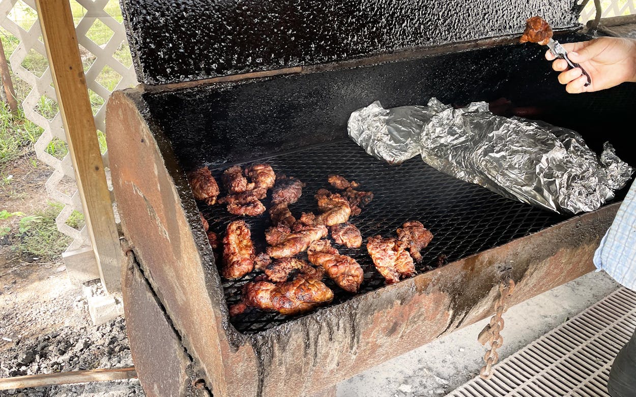 Malversar uno Guau Barbacoa Tacos and Mollejas Shine at Avila's BBQ in Hebbronville – Texas  Monthly