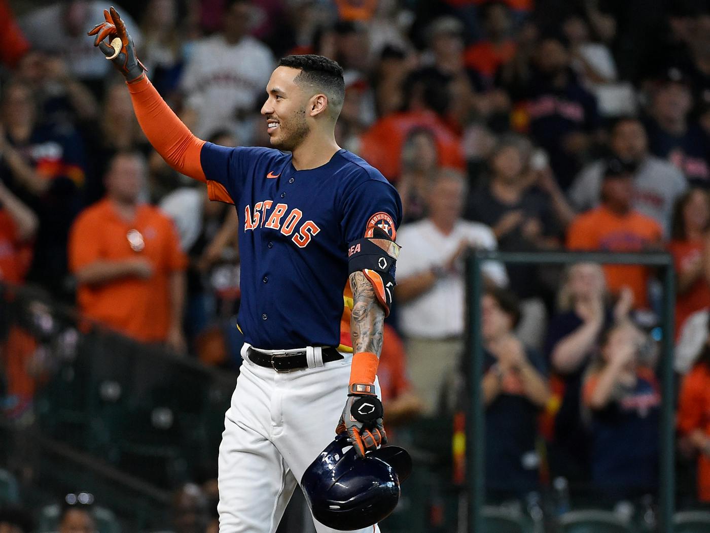 What teams are still in the running to sign Carlos Correa?