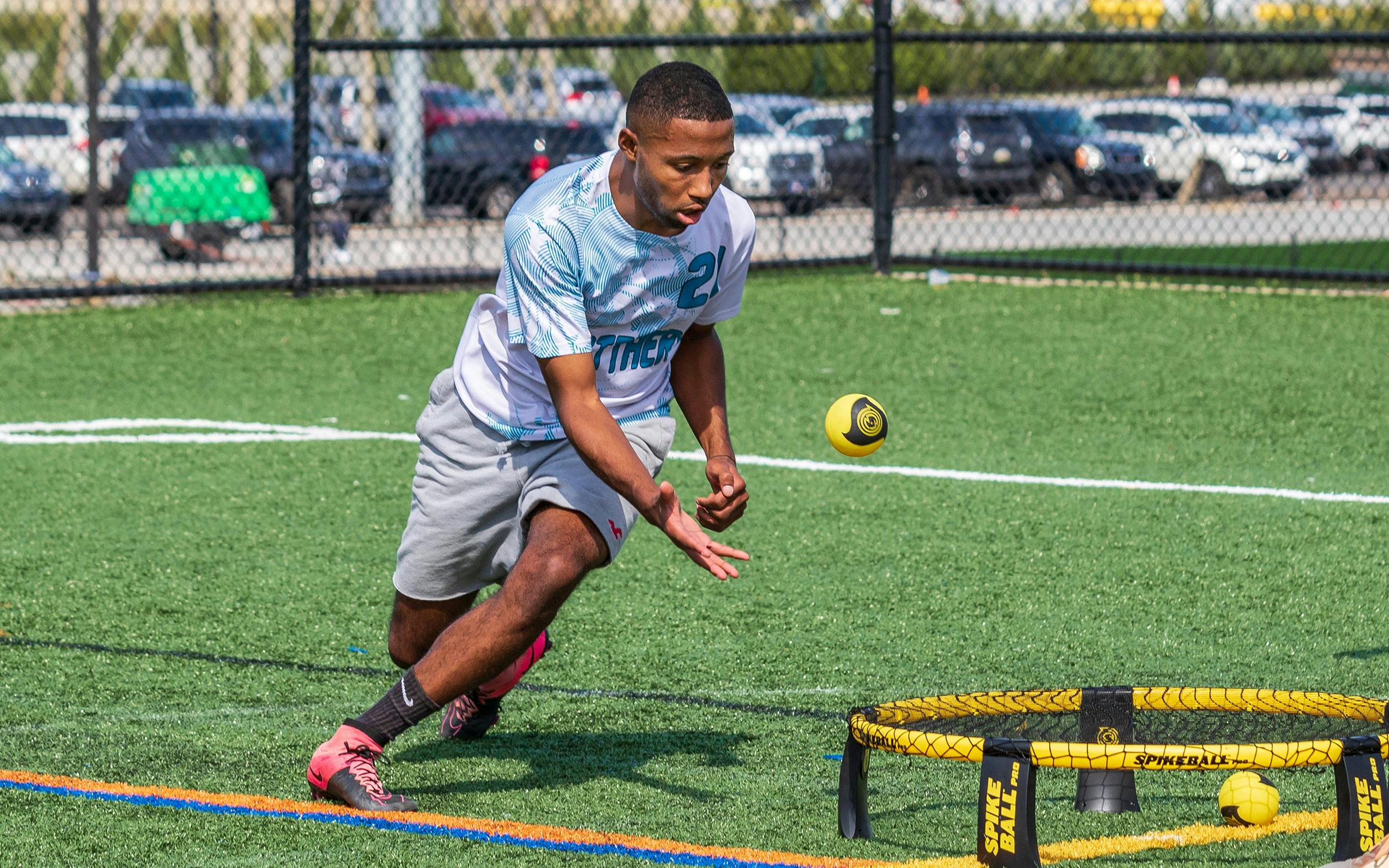 Texas Monthly Recommends: A Game of Spikeball – Texas Monthly