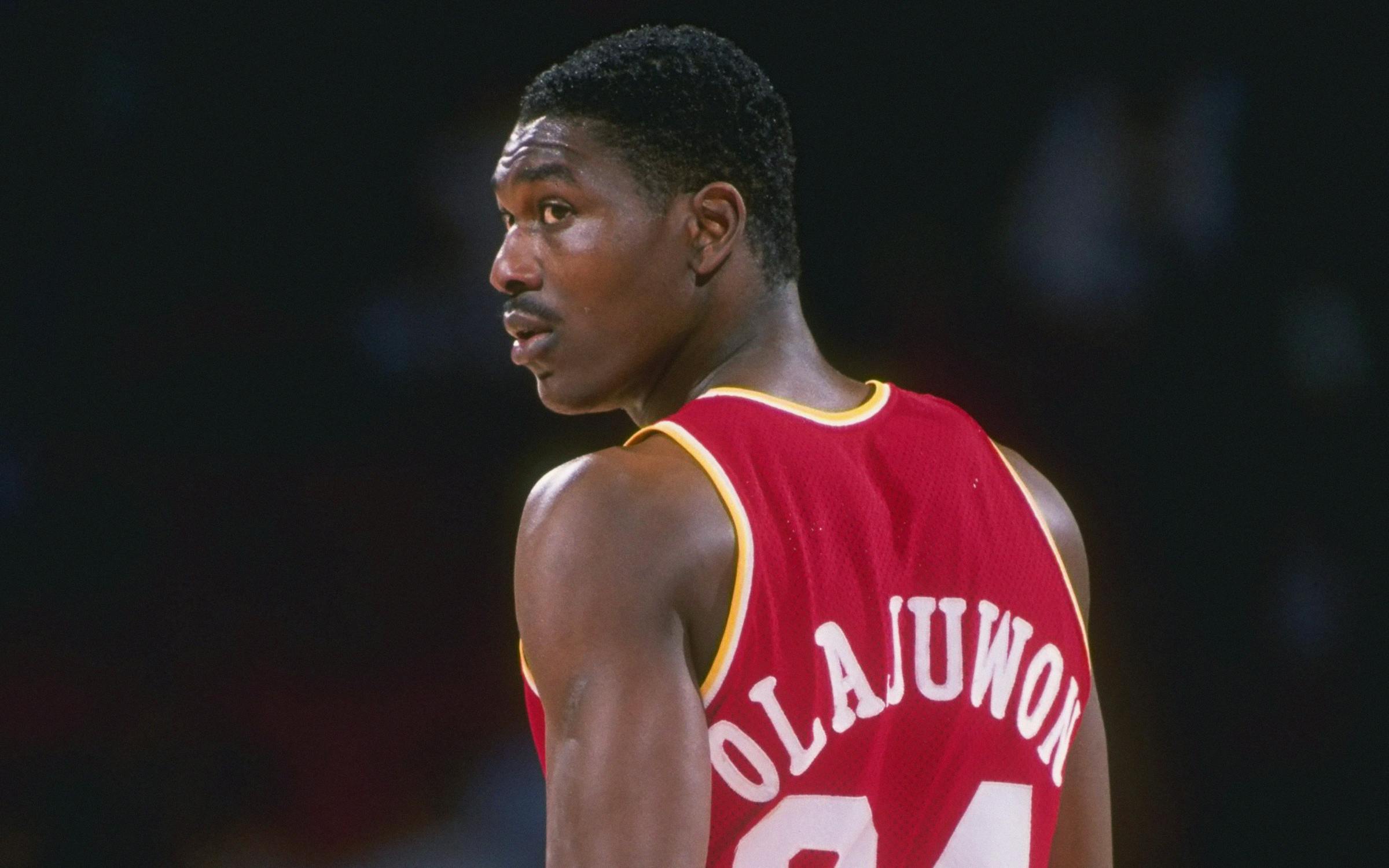 Hakeem Olajuwon's Incredible Post Footwork Influenced 1 of the Greatest  Crossover Artists in NBA History