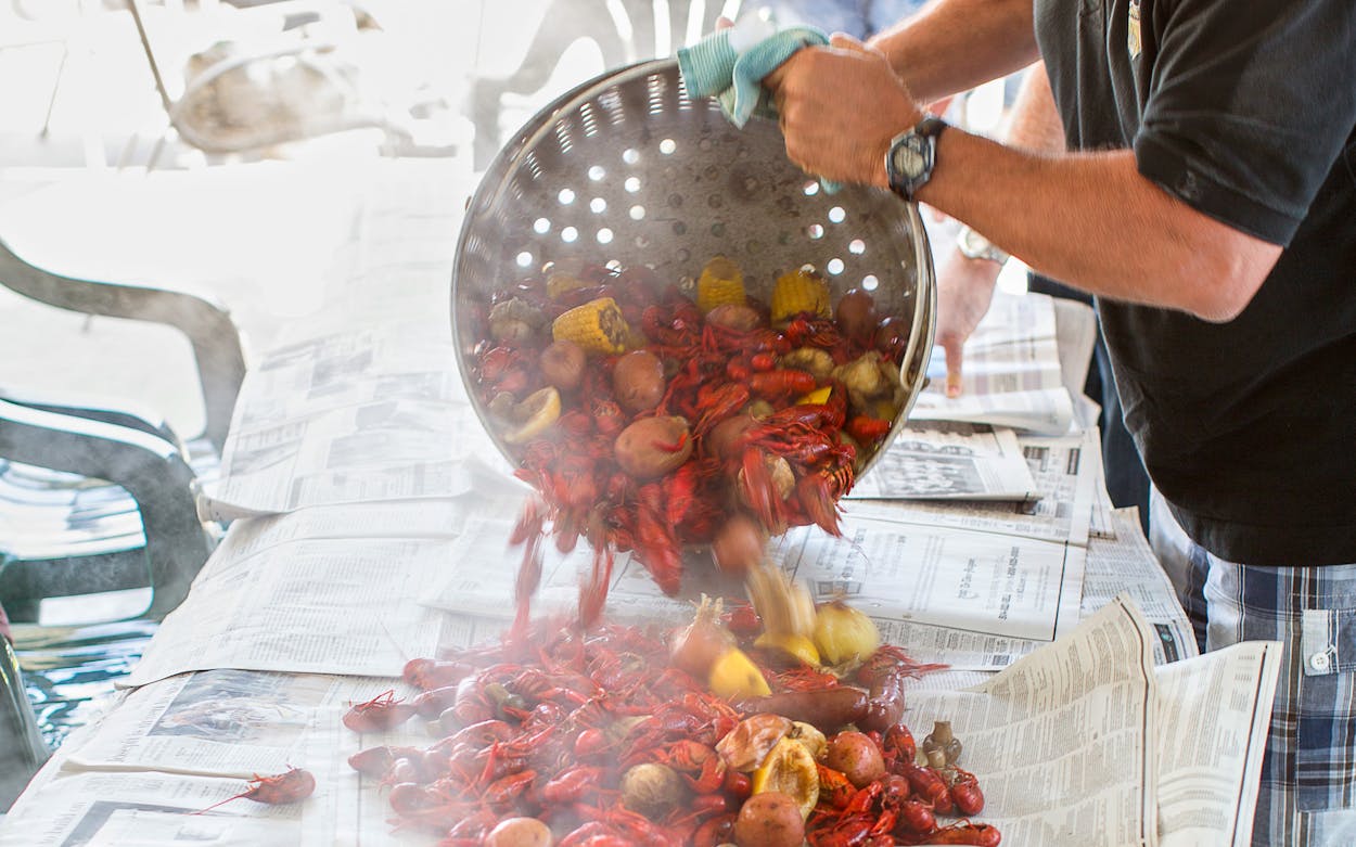 How to Throw a Backyard Seafood Boil Party
