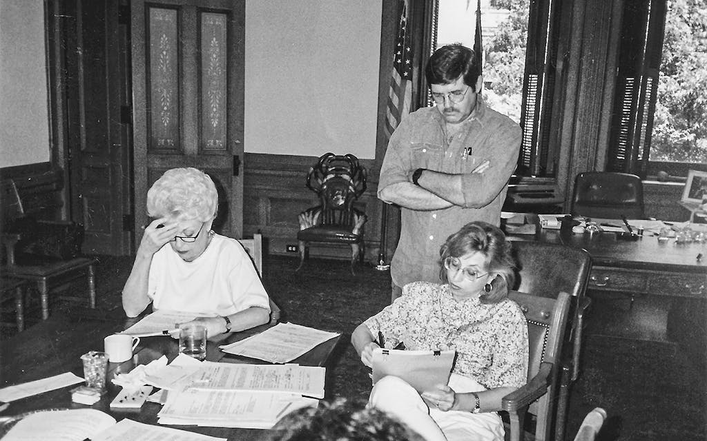 Rogers (po prawej) z gubernator Ann Richards (po lewej) i dyrektorem ds. legislacyjnych Jimem Parkerem (stoi) przez cały weekend pracują w gabinecie gubernatora Austin, aby przeglądać ustawy uchwalone przez stanową legislaturę podczas pierwszego roku urzędowania Richardsa w 1991 roku.