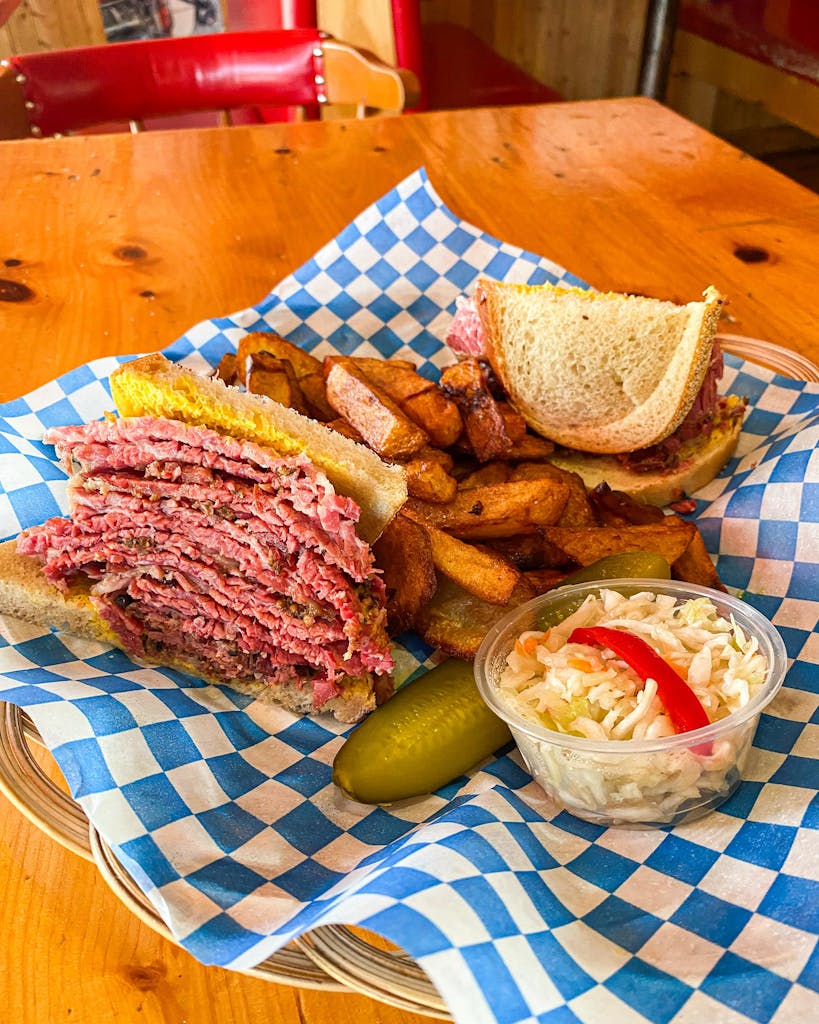 Montreal-Smoked-Meat-Sandwiches-1-vert