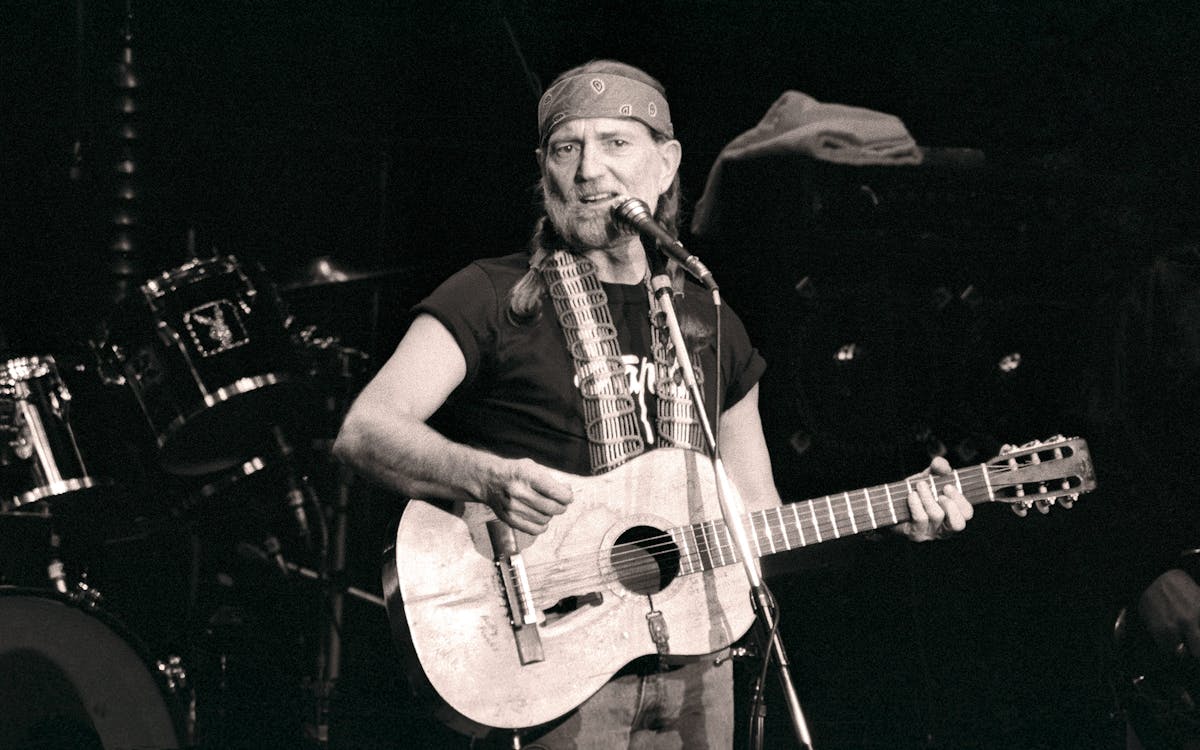 Willieの最近の記録は彼が別の伝説的なギターと一緒に演奏する姿を捉えています。