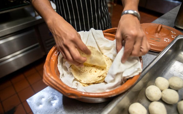 Tortillas hechas en comal de barro  Real mexican food, Mexican food  recipes, Food