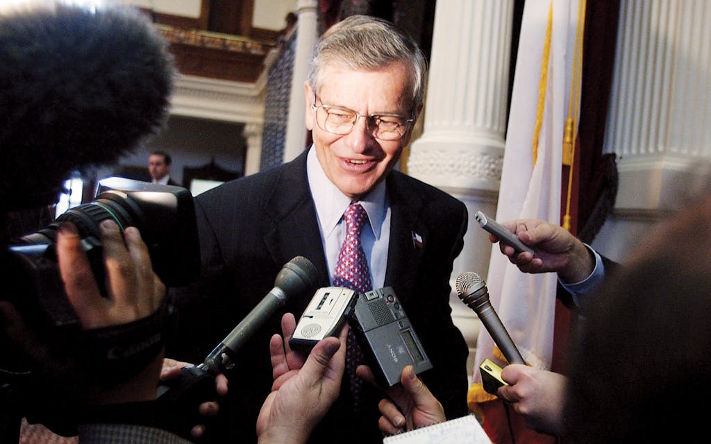 House Speaker Tom Craddick talking to reporters at the 2004 special session.
