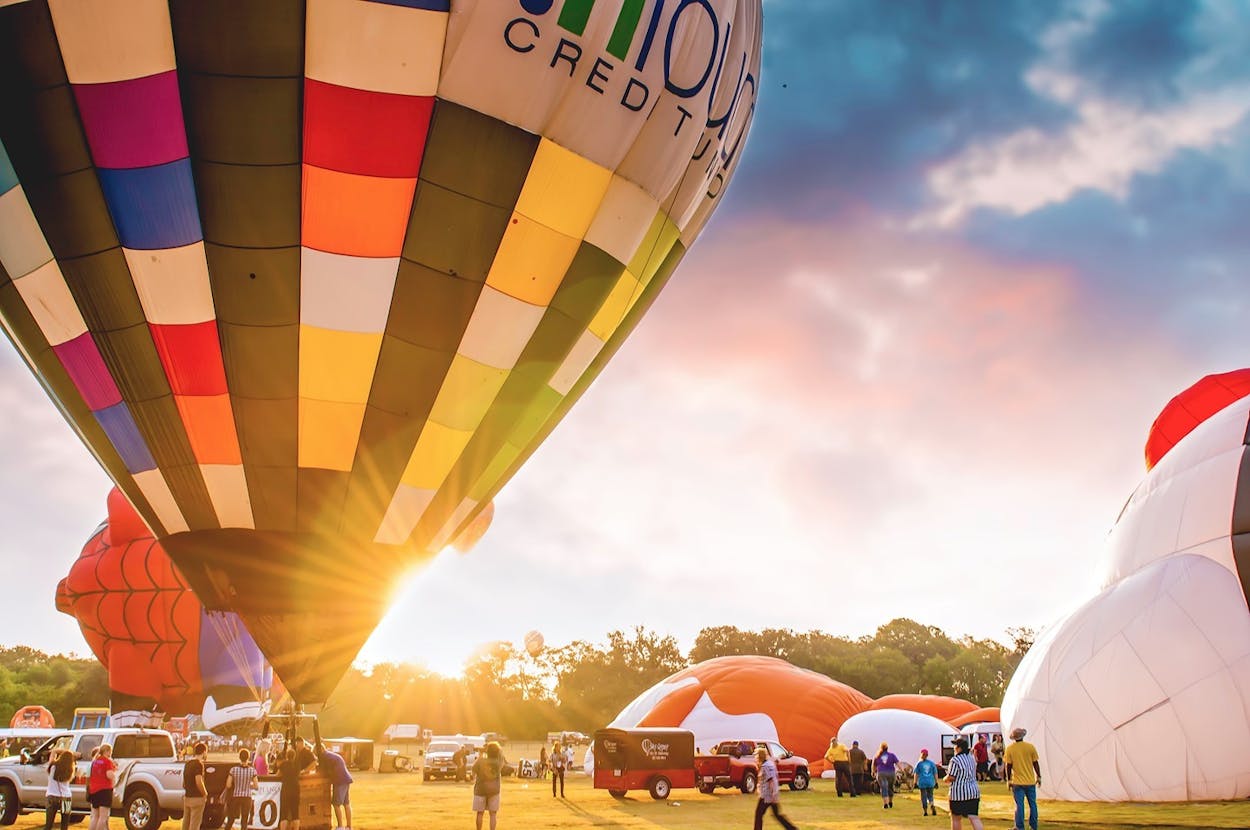 https://img.texasmonthly.com/2023/08/Plano-Balloon-Festival-1.jpg?auto=compress&crop=faces&fit=fit&fm=jpg&h=0&ixlib=php-3.3.1&q=45&w=1250