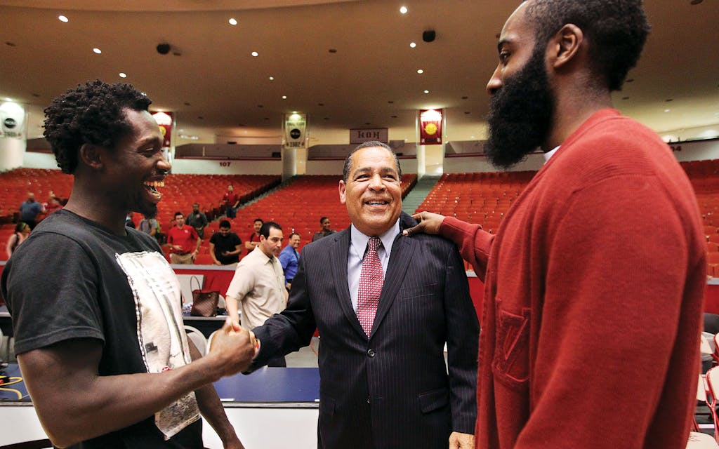Sampson, who served as an assistant coach with the Houston Rockets, with players Patrick Beverley and James Harden in Houston on April 3, 2014, after he was named the Cougars’ head coach.