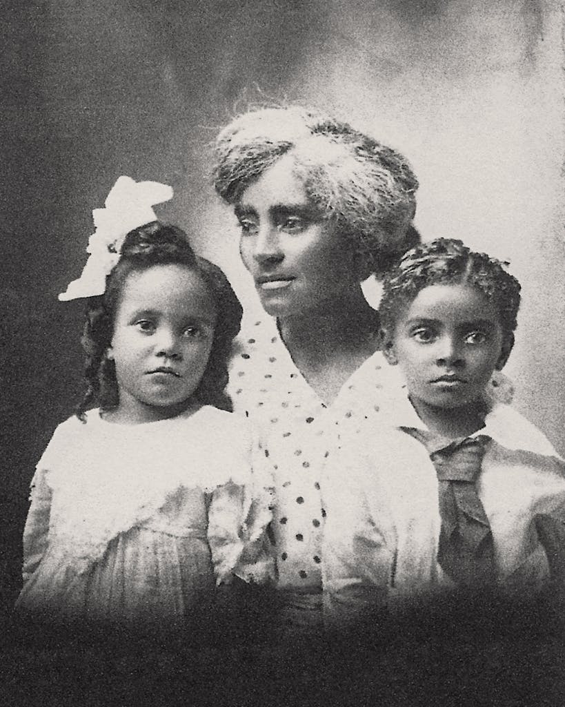 Wallace’s wife, Laura Dee Owens Wallace, with two of their grandchildren, circa 1918.