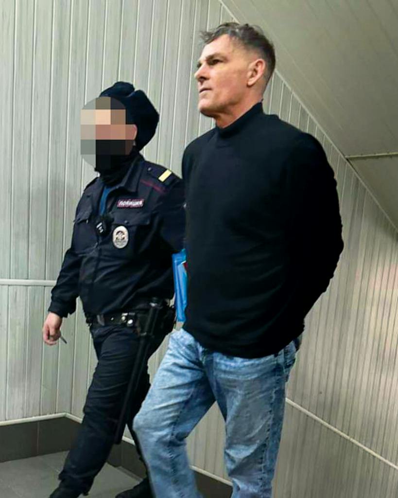 photo of barnes walking into court