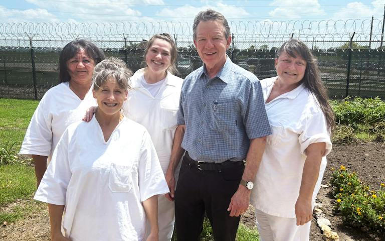 Three Row Switch In His New Book, Lawrence Wright Meets the Women of Death Row